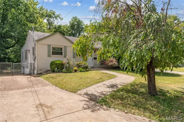 1052 Kuhlman LN, Webster Groves, MO 63119