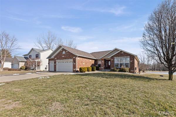 2009 Richview DR, St Jacob, IL 62281