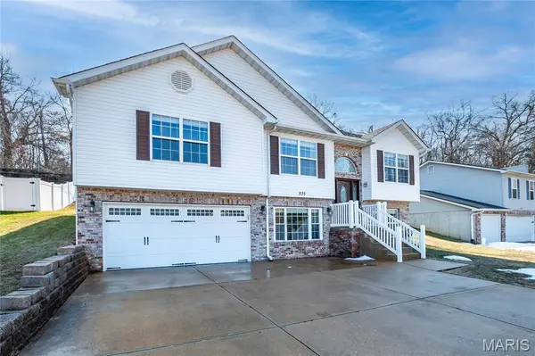 835 Memory LN, Fenton, MO 63026