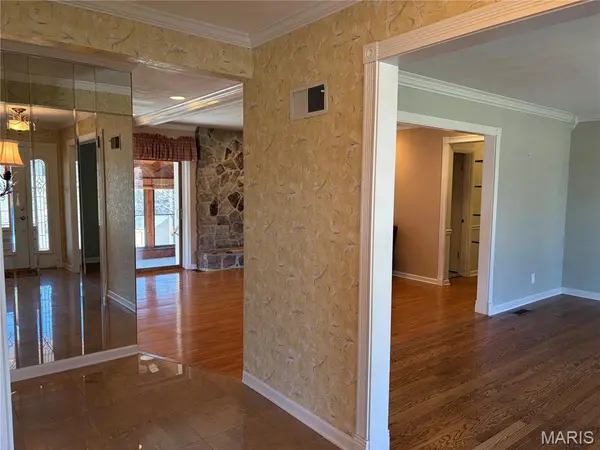 7654 Paragon CIR, Grantwood Village, MO 63123