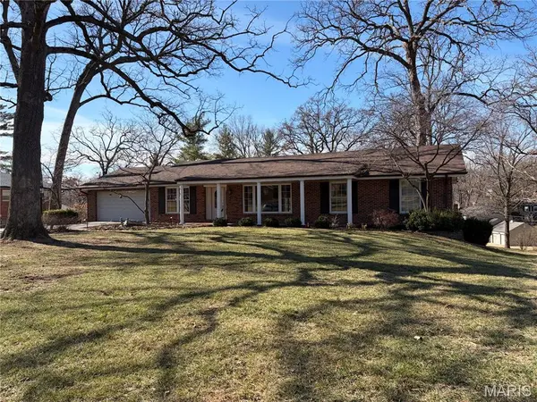 7654 Paragon CIR, Grantwood Village, MO 63123