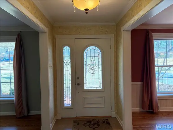 7654 Paragon CIR, Grantwood Village, MO 63123