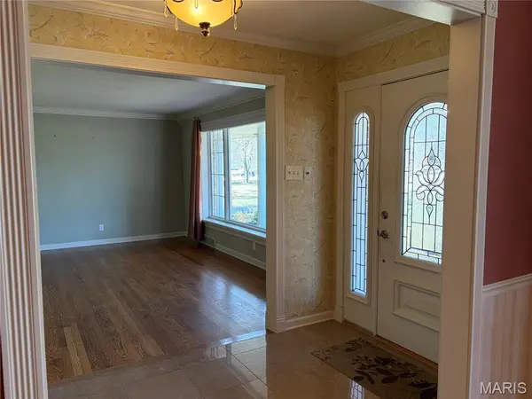 7654 Paragon CIR, Grantwood Village, MO 63123