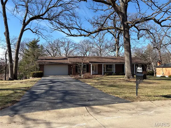7654 Paragon CIR, Grantwood Village, MO 63123