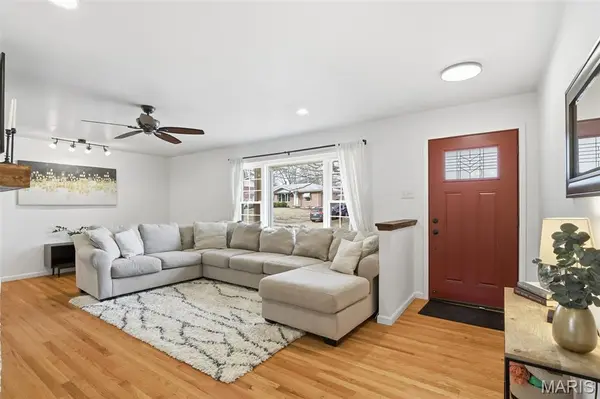 1030 Camelot Gardens Dr DR, St Louis, MO 63125