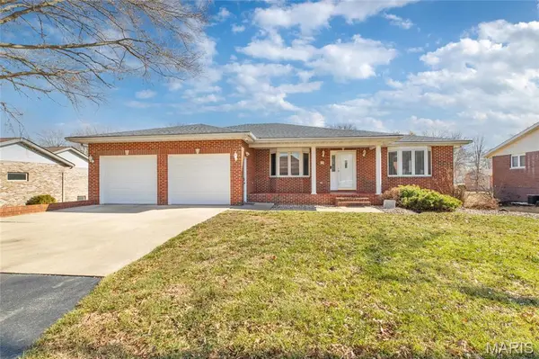 18 Lake DR, Moro, IL 62067