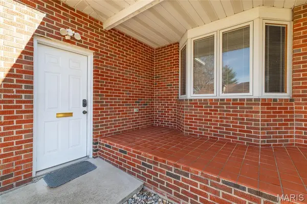 18 Lake DR, Moro, IL 62067