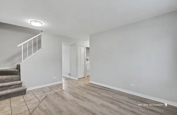 497 Dakota CT, Carol Stream, IL 60188
