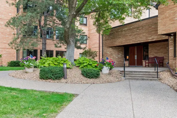 1830 Eagle Ridge DR #2003, Mendota Heights, MN 55118
