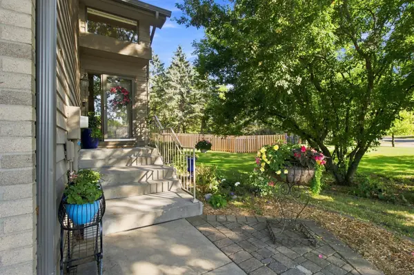 6287 Sequoia CIR, Eden Prairie, MN 55346