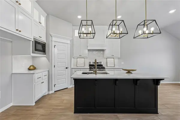 8125 Mountain Oak DR, Edmond, OK 73034