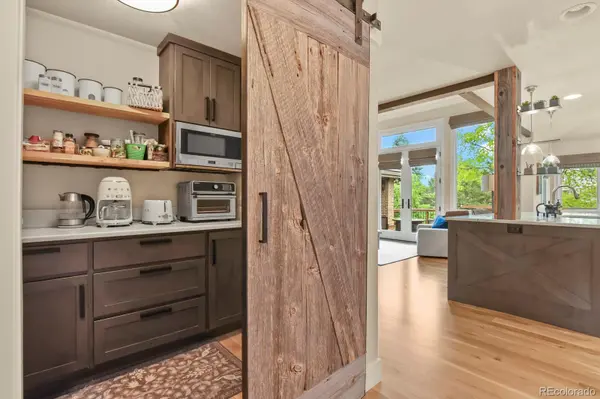 2 Porcupine LN, Littleton, CO 80127