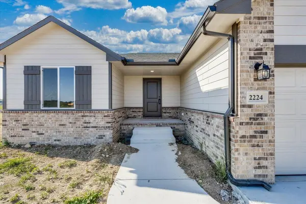 2224 E Arrowhead St, Andover, KS 67002