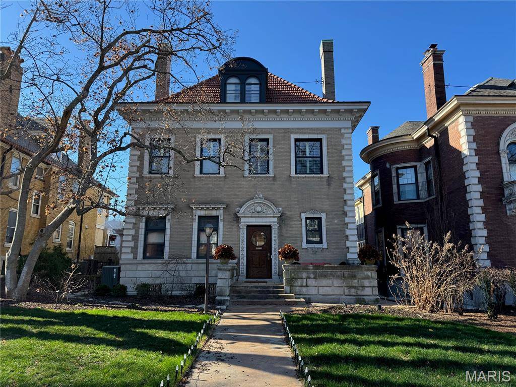 4550 Pershing PL, St Louis, MO 63108