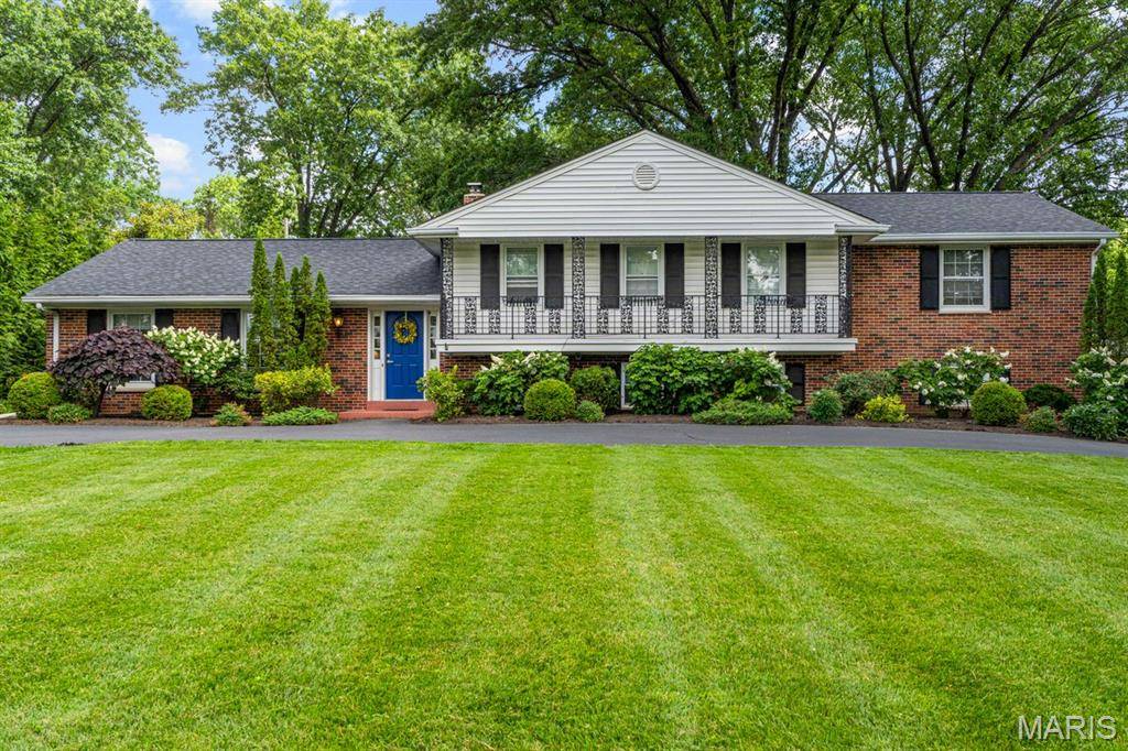 8 Clerbrook LN, Ladue, MO 63124