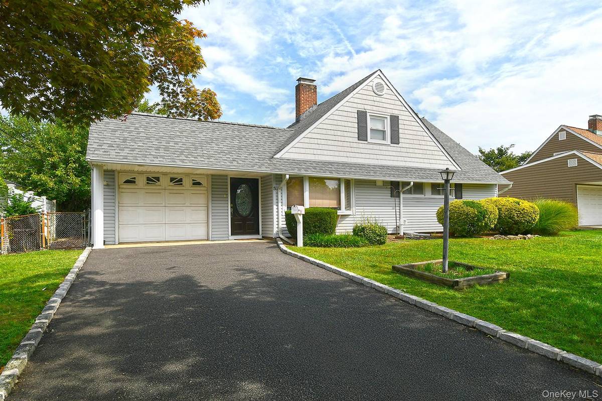 5 Woodcock LN, Levittown, NY 11756
