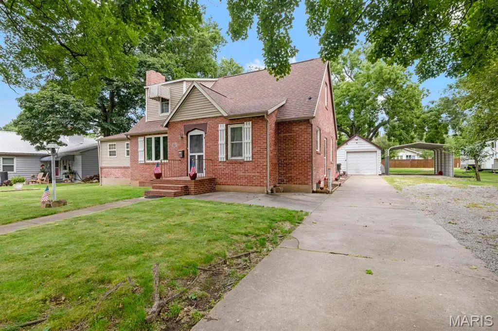 421 W College ST, Aurora, MO 65605