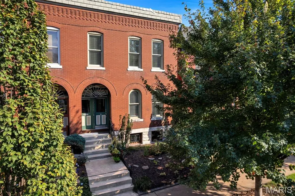 2332 S Compton AVE, St Louis, MO 63104