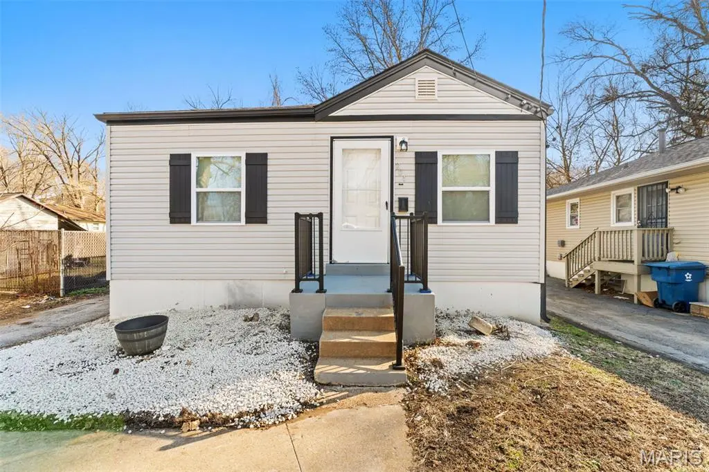204 Wiegel DR, Ferguson, MO 63135