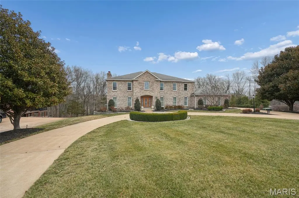 12856 Pointe DR, Sunset Hills, MO 63127