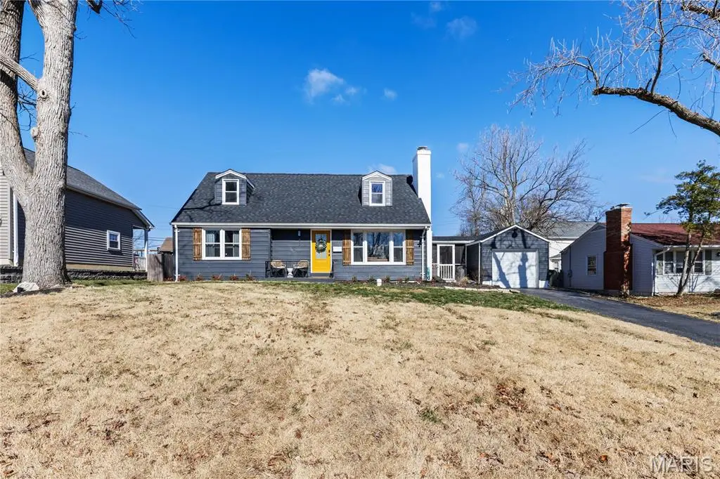 621 Meadowridge LN, Kirkwood, MO 63122