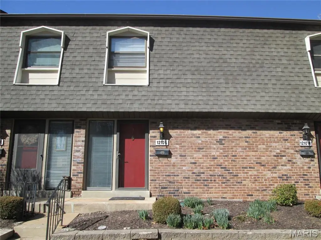 1210 Wicklow RD #L, Ballwin, MO 63021