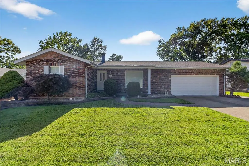 5709 Chatport RD, St Louis, MO 63129