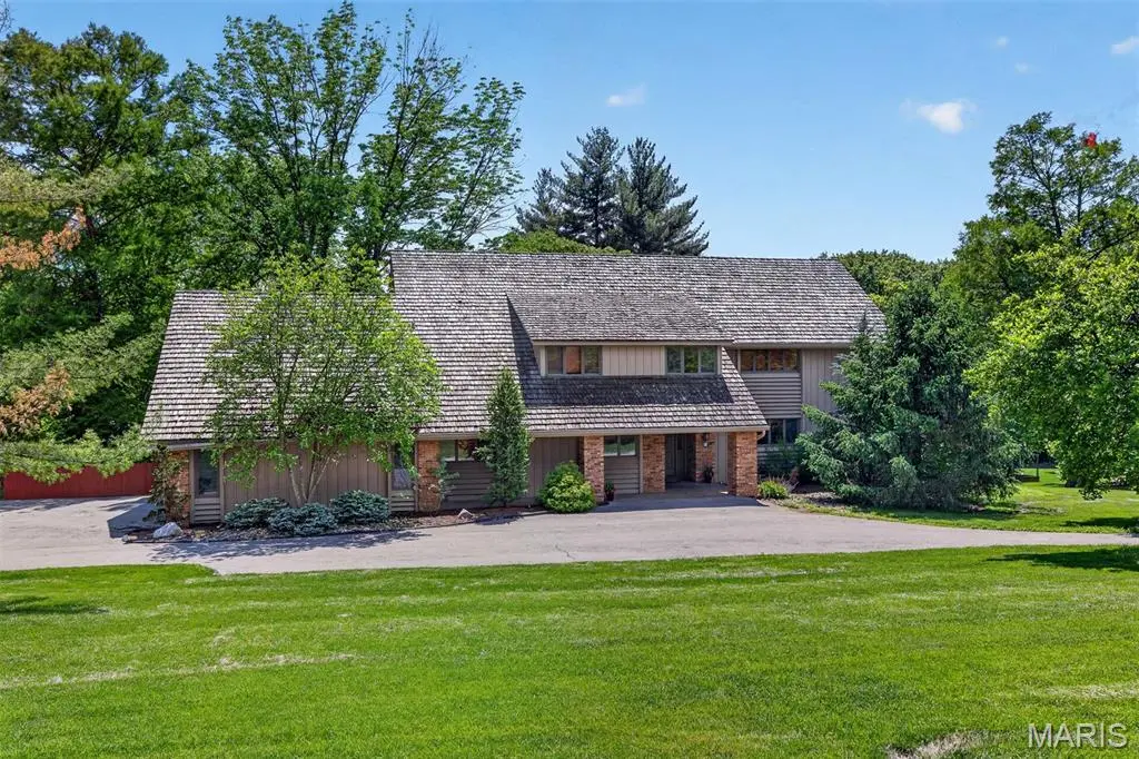 11 Denny LN, Huntleigh, MO 63131