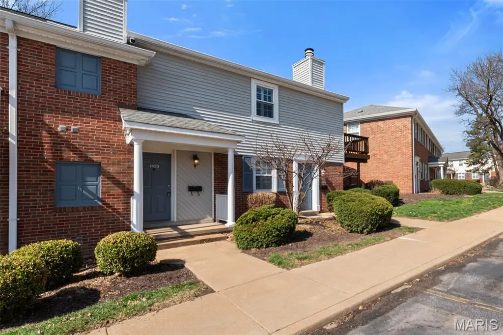 1423 Peacock LN, Brentwood, MO 63144