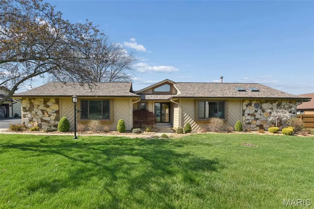 21 W Village DR W, St Charles, MO 63303
