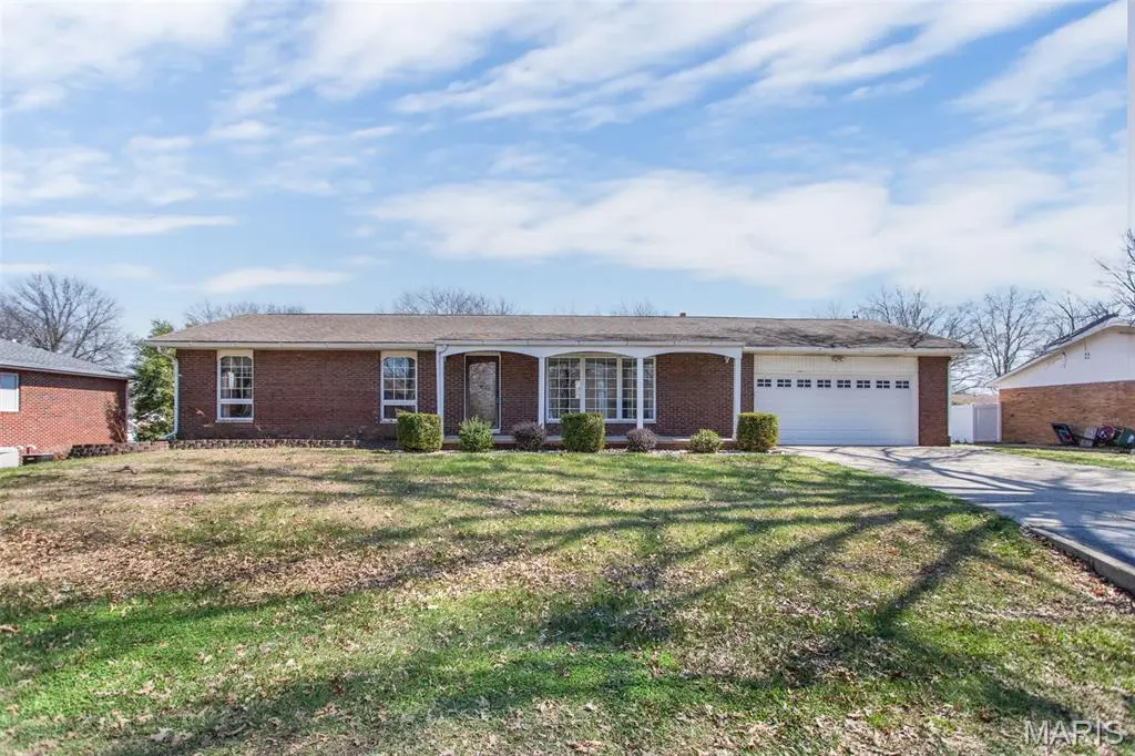 16 Lake DR, Moro, IL 62067