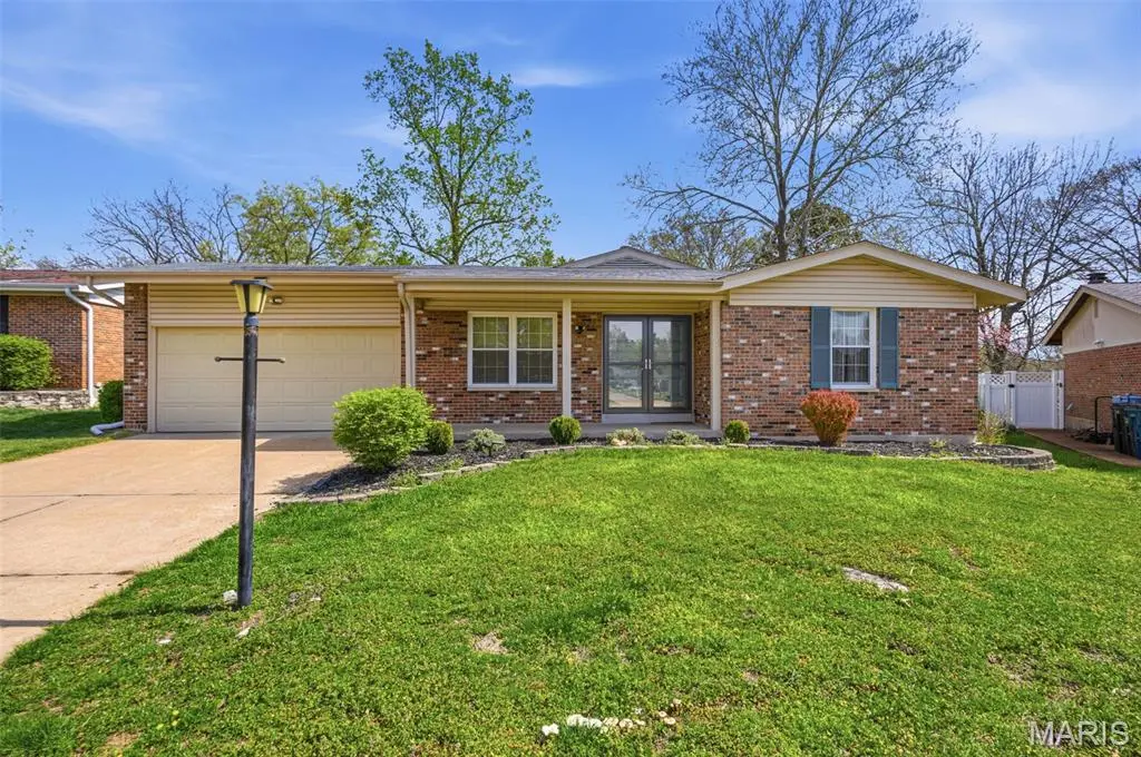 4905 Milsmar DR, St Louis, MO 63128