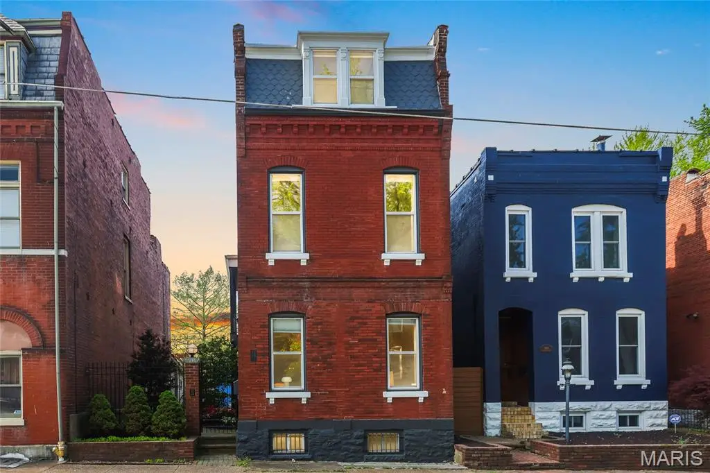 1906 Wyoming ST, St Louis, MO 63118