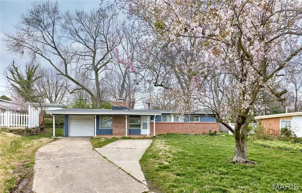 475 Countryside DR, Florissant, MO 63033