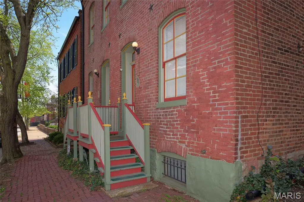 1226 Sidney ST, St Louis, MO 63104