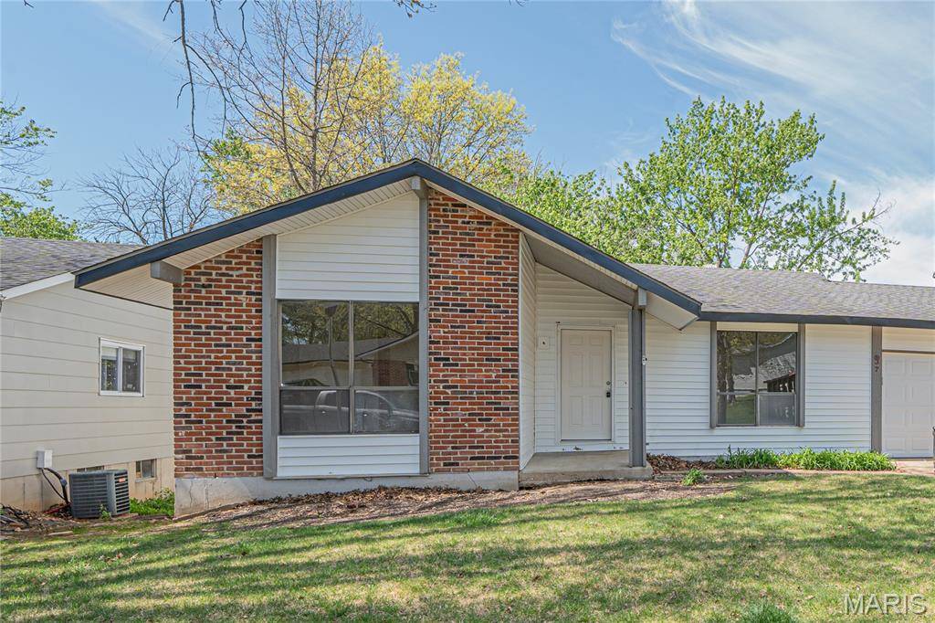 937 Napoli DR, Ballwin, MO 63021