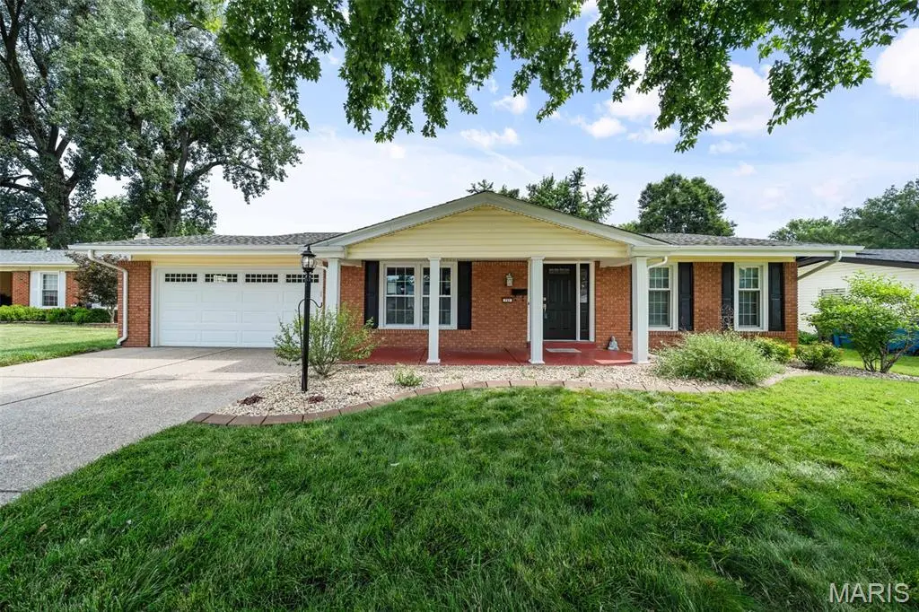 731 Carriage LN, Hazelwood, MO 63042