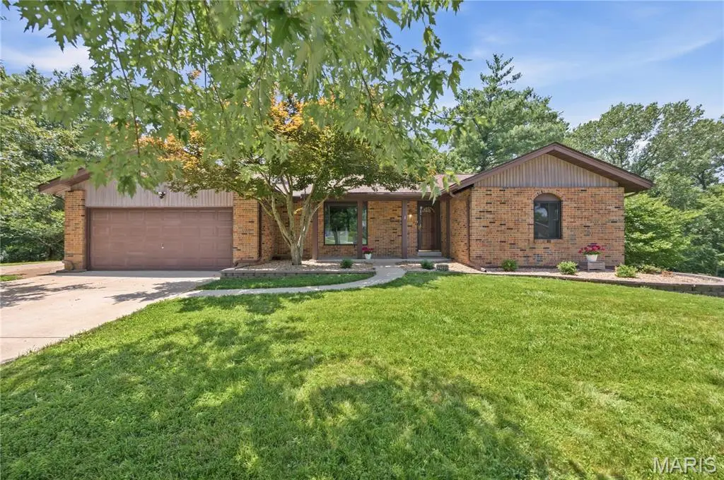 2108 Olde Winery RD, Oakville, MO 63129