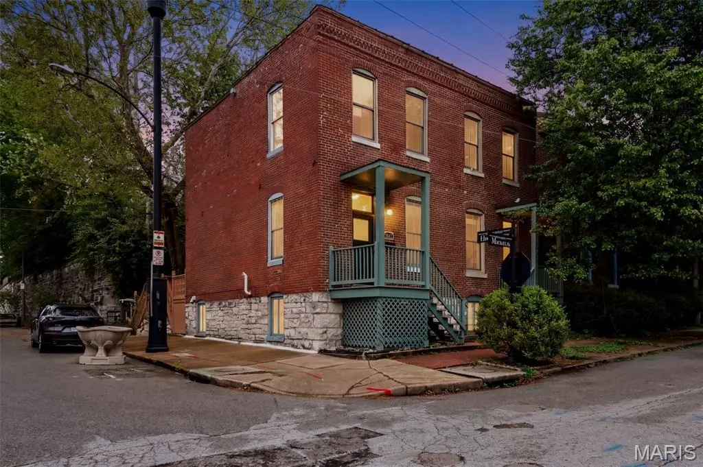 1200 Mackay PL, St Louis, MO 63104