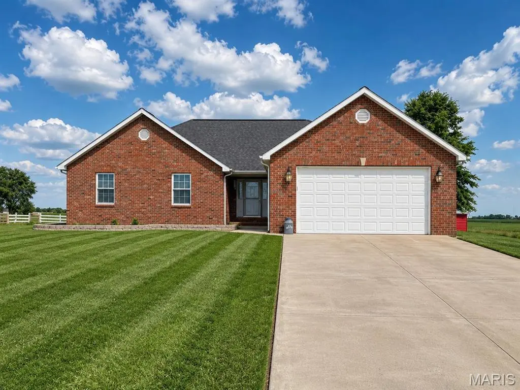 8660 HOLY CROSS LN, Breese, IL 62230