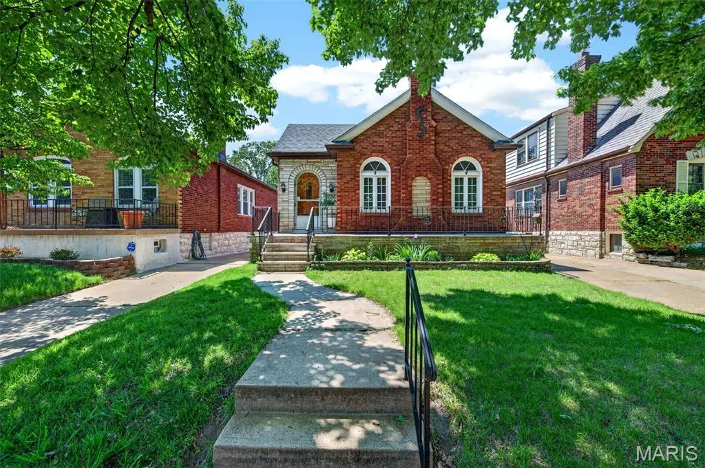 3990 Bowen ST, St Louis, MO 63116
