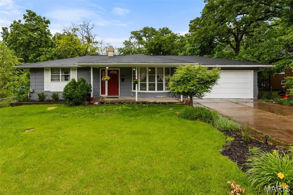 405 Oak Tree DR, Webster Groves, MO 63119