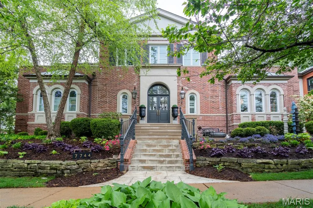 7744 Pershing AVE, Clayton, MO 63105