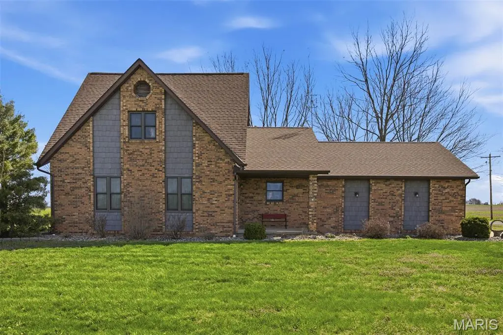 13005 Oil Field RD, Bartelso, IL 62218