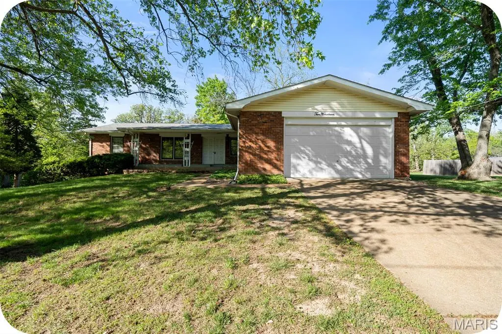 219 Barker LN, Ballwin, MO 63021