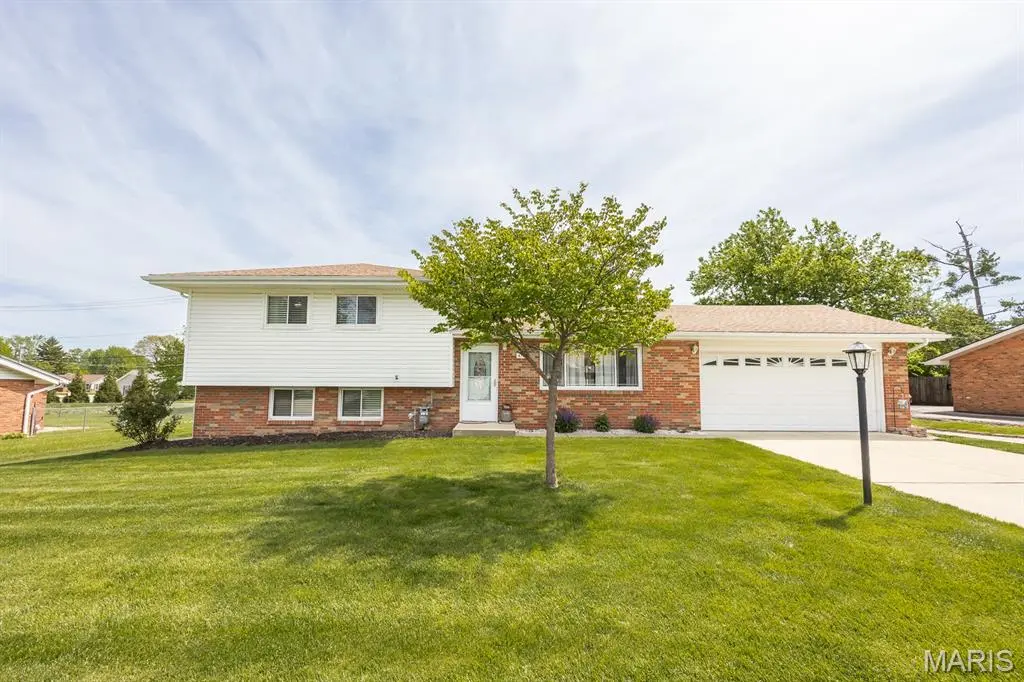 4703 Dadrian DR, Godfrey, IL 62035