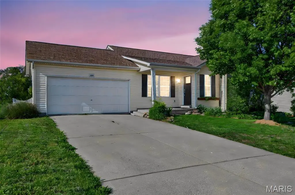 2289 Paige Marie DR, Warrenton, MO 63383