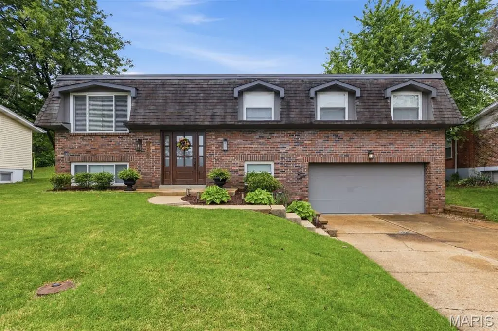 11260 Claywood DR, St Louis, MO 63126