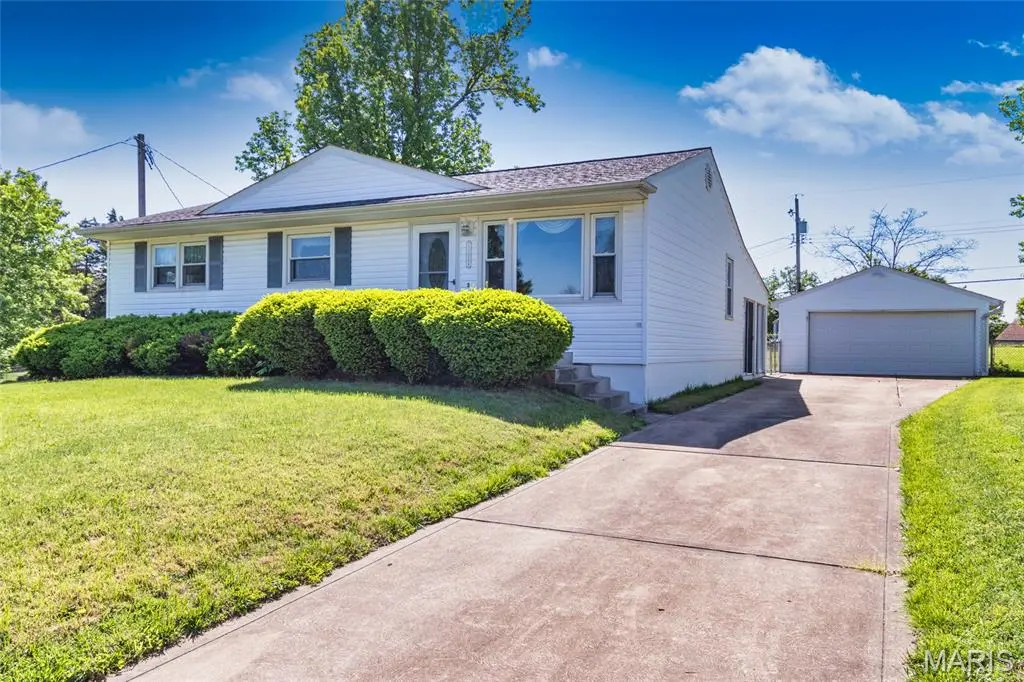11048 Ridge Forest CT, St Louis, MO 63126