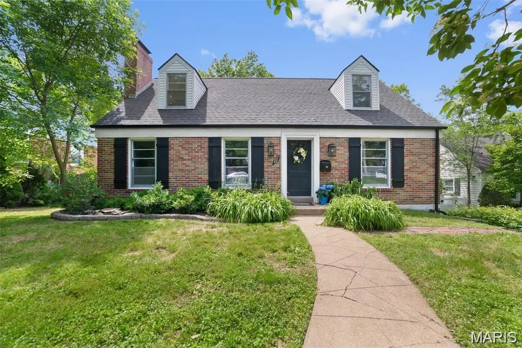 447 N Geyer RD, Kirkwood, MO 63122